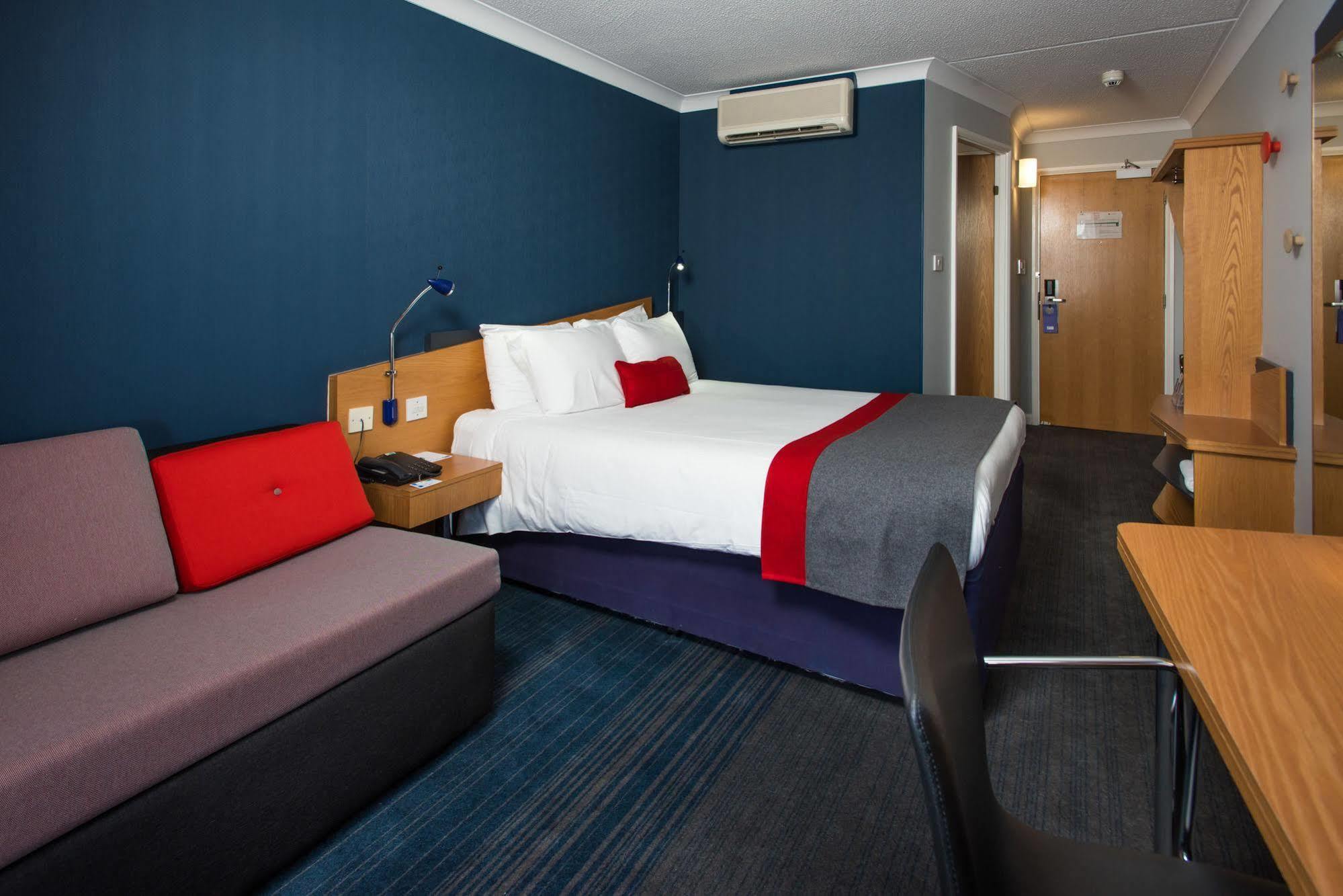 Holiday Inn Express Stoke-On-Trent By Ihg Exterior photo